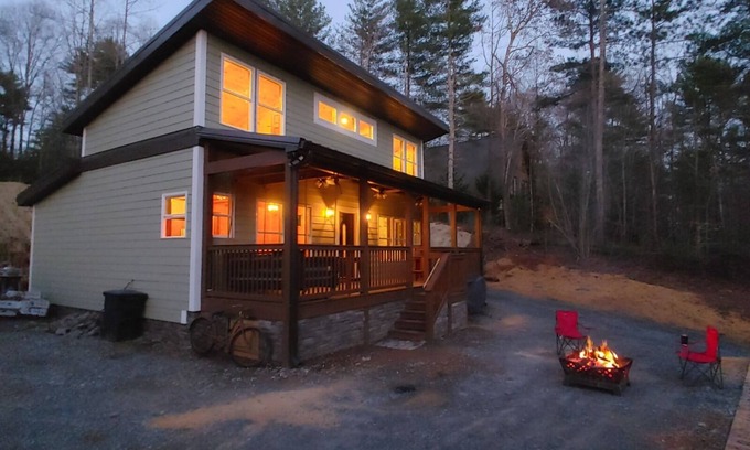 Ellijay Cabina | Private Mountain Oasis! Hot tub, Fire Pit & Games in Blue Ridge Mountains! Dogs!