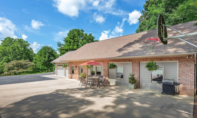 Canton Casa | Private Mountain Retreat with Pond, Pool & Scenic Views - Minutes from Asheville