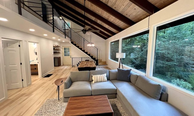 Pisgah Forest Cabina | Private Mountain Chalet-Fenced in Yard for Pets!