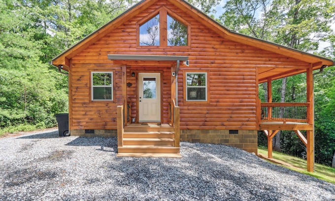 Murphy Cabina | Private Murphy Cabin Rental with Wraparound Porch!