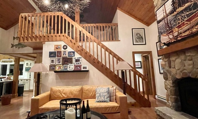 Utterson Cabaña | Private Muskoka Island Getaway 6 BR on Skeleton Lake New Boathouse and Fast WiFi