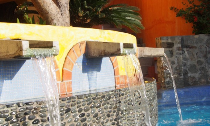 La Cruz de Huanacaxtle Villa | Habitación privada con cama doble, baño con ducha y patio