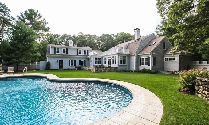 Osterville Casa | Fabulosa casa de estilo Nantucket en Osterville con piscina climatizada y pase de playa.