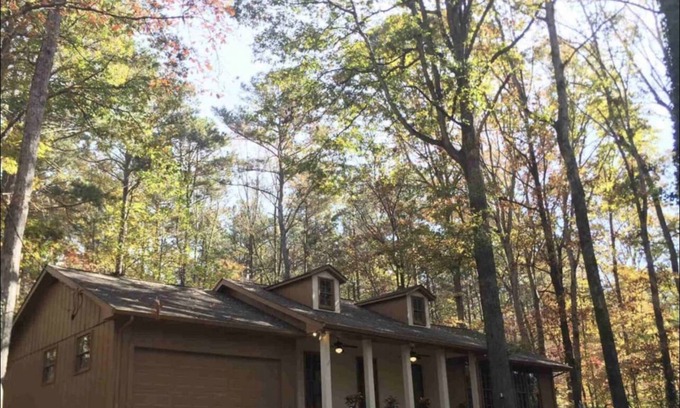 Lawrenceville Cabina | Private & Nature-packed Cabin in Gwinnett, ATL < 30mi. 65” Samsung 4K TV.