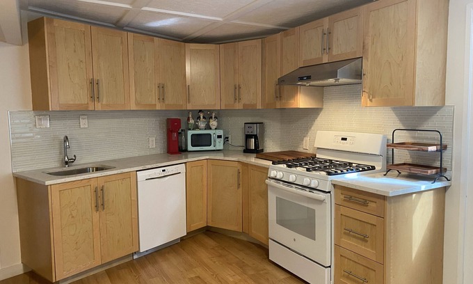 Cordova Bay Casa | Private nature retreat, pet friendly and excellent location!