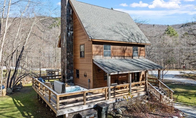 West Bridgewater Casa | Private, new home near Skyeship gondola with four fireplaces, washer/dryer, WiFi