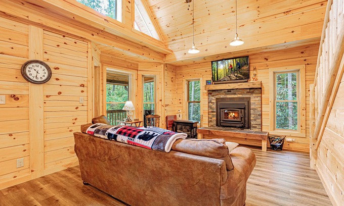 Hendersonville Cabina | Private newer log cabin near Hendersonville and the Dupont State Forest