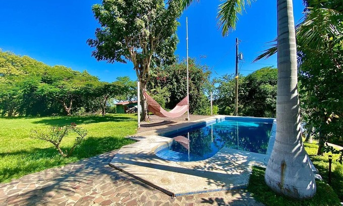 Granada Casa | Espectacular refugio en la isla con piscina y tenis ubicado en un entorno tropical.