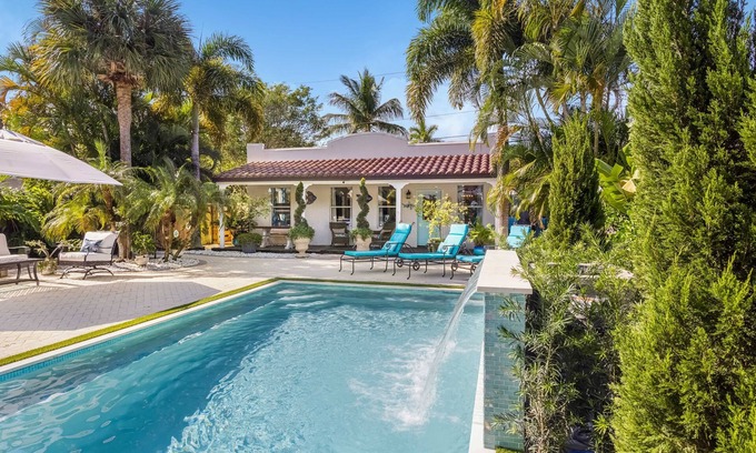 Mango Groves Casa | Casa del Tiburón - Su paraíso lo espera - 3/2 con piscina privada climatizada -