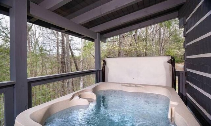 Pittman Center Cabina | Private Oasis, Rustic Cabin with all the Modern Updates