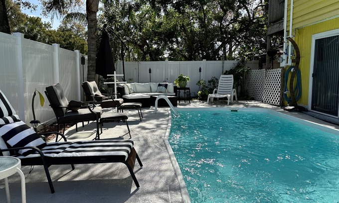 Palm Harbor Apartamento | Private Oasis W/Pool Walk to Gulf, Fish, Bike Trail, & More!