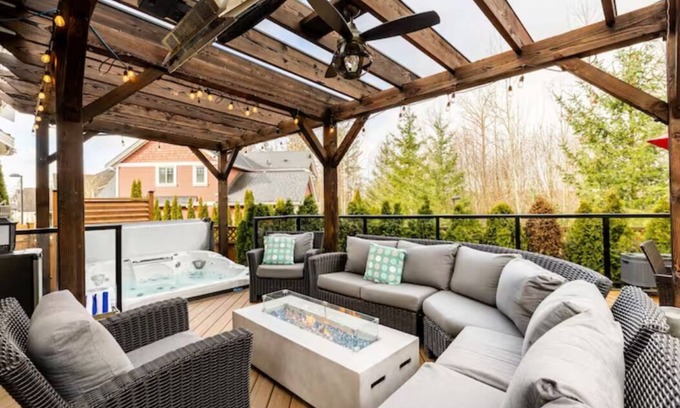 Surrey Casa | Private Oasis with Hot tub/Sauna
