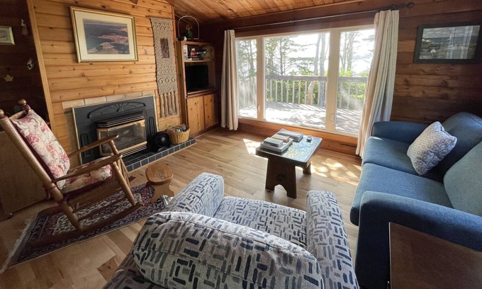 Anne's Land Cabina | Private Ocean Front Cabin Close To Cavendish Beach, Restaurants, & More!