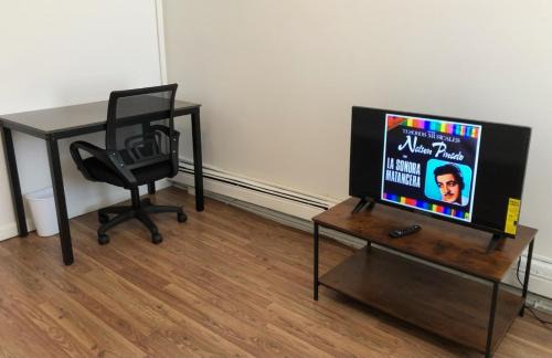 Perth Amboy Apartamento | Private one-bedroom one-bathroom apartment with private street entrance in convenient area