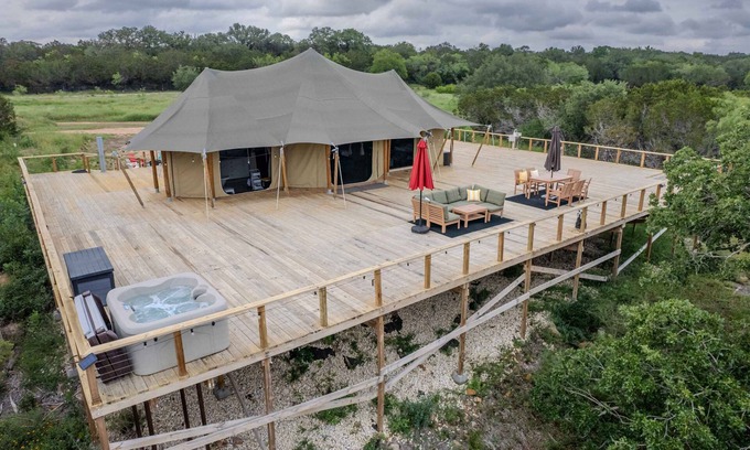 Marble Falls Apartamento | Private Outdoor Hot Tub with Stunning Mountain View Safari Tent Suite Glamping