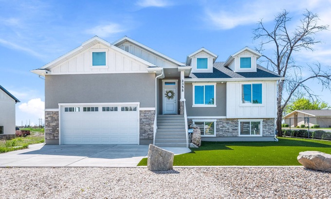 West Haven Casa | -Near Ski Resorts -Out Door Hot Tub -Pool Table Gas Fireplace over bath tub