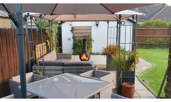 Luton Casa | Private, own entrance garden cottage.