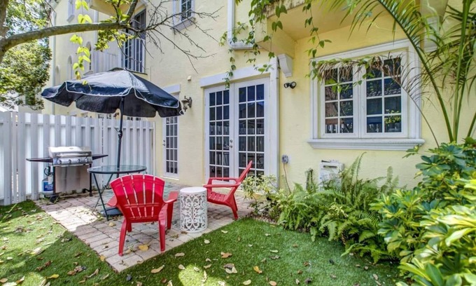 Colee Hammock Casa | Private Patio ~ Cali King Bed ~ Grill ~ Smart TVs