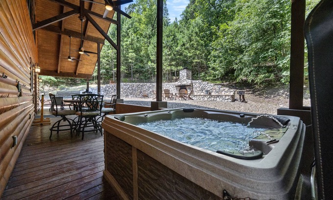 Broken Bow Cabina | PRIVATE Peaceful Cabin on 1.5 Acres with Hot Tub, Deck & HUGE Outdoor Fireplace!