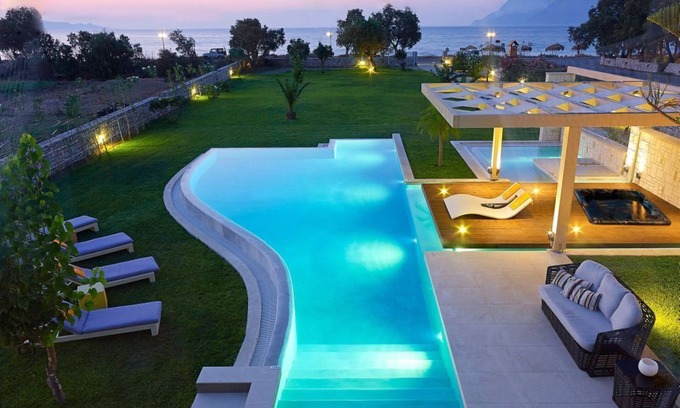 Nopigia Villa | Villa de lujo privada pacífica con piscina y jaccuzzi exterior a solo 20 m de la se