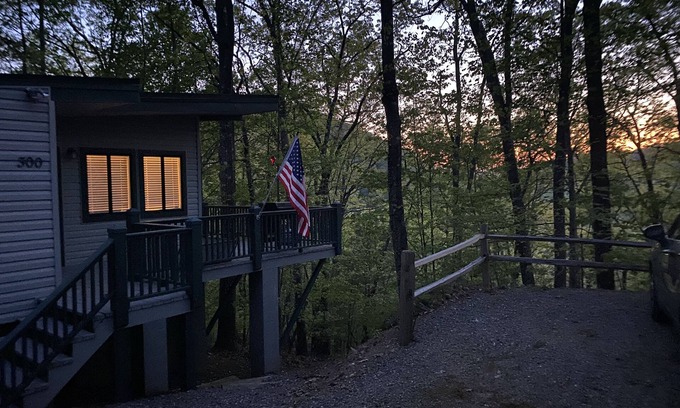Hayesville Cabina | Private, peaceful mountain cabin in the woods with pretty views and sunsets.