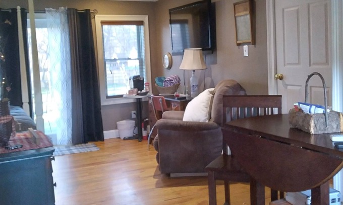 Burnt Hills Apartamento | Private Pet Friendly Suite with Exclusive Hot Tub!