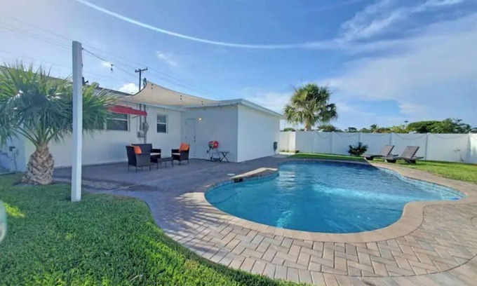Lantana Casa | Private Pool - 2 miles to Beach - King bed - Walk to Shops & Restaurants
