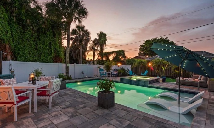Naples Park Casa | Private Pool and Lanai! Walking distance to Vanderbilt Beach!