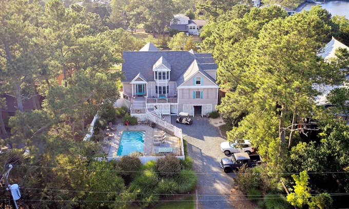 North Shores Casa | Private Pool & Beach, Dock, Tennis & Sleeps 15! 17 Harbor Rd, North Shores