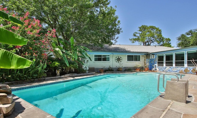 Spring Branch Central Casa | ✨Private Pool, City Oasis, King Suite, Hot Tub, & Bar✨
