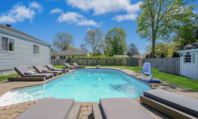 Hampton Bays Casa | Private Pool, Close to Beaches, Shops, Restaurants, bars, and markets