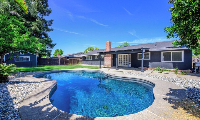 Elk Grove Casa | Private Pool｜Cozy 4b2b｜Garage access｜Flex-Lease｜Instant Tour #42354