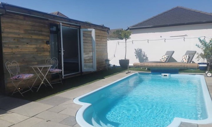 Hamworthy Cabina | Private Pool, Hot Tub, Luxury Cabana Poole Dorset.
