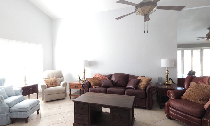 Santiago Casa | Private Pool! New King beds, Fast 5G Wifi, 75in TVs. Amazing Stayz!