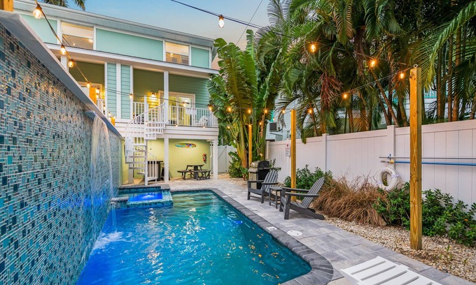 Siesta Key Village Casa | 3 habitaciones 2. Casa adosada de 5 baños - Capacidad 13. UBICACIÓN PERFECTA. Caminar a todos lados. Piscina compartida. Sala de juegos privada. Administrador de la propiedad incluido.