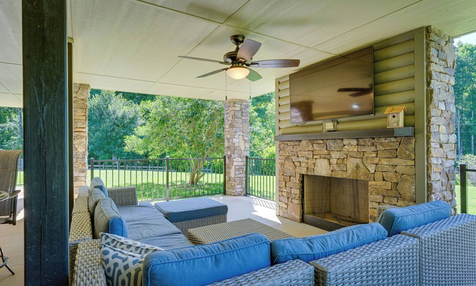 Hayesville Casa | Private Pool: Spacious Hayesville Vacation Home!