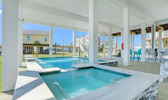 Port Bolivar Casa | PRIVATE POOL & HOT TUB!!! Sleeps 22 w/ 3 King Master Suites & 8 Queen beds!!!