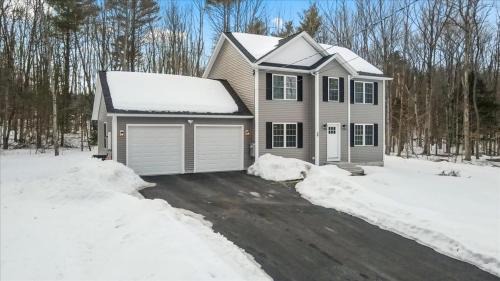 Gardner Casa | Private Primary Suite in New 2024 Home, Ashburnham with Parking and Wi-Fi
