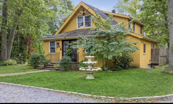 Riverhead Casa | Private property near beaches,wineries, close to everything