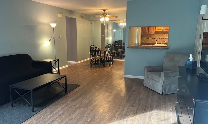 Northeast Philadelphia Condominio | Private Quiet Apartment in Gated Community Close to River and Transportation