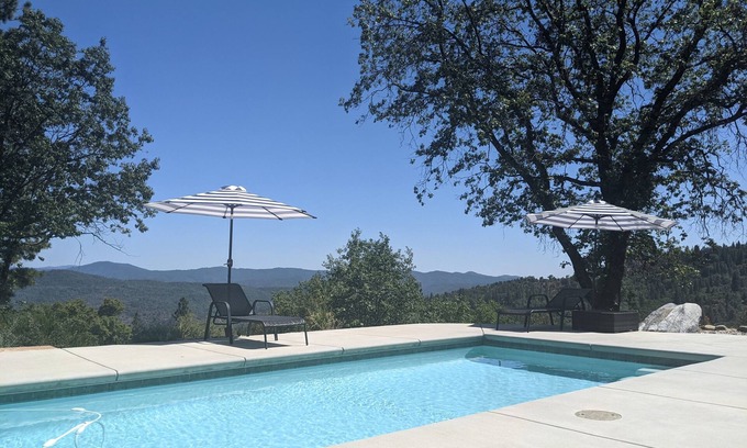 Forest Meadows Casa | Rancho privado con vistas y piscina, a minutos del centro de Murphys, a 30 millas. a Bear Valley