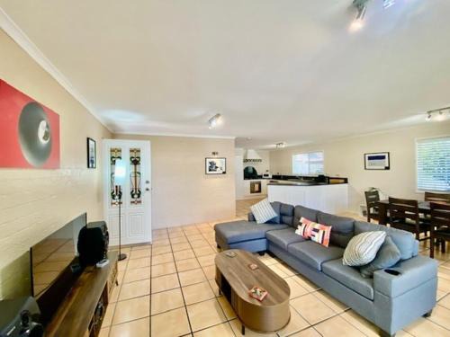 New Farm Casa | Private Relaxing City Retreat & Garage - Sleeps 6