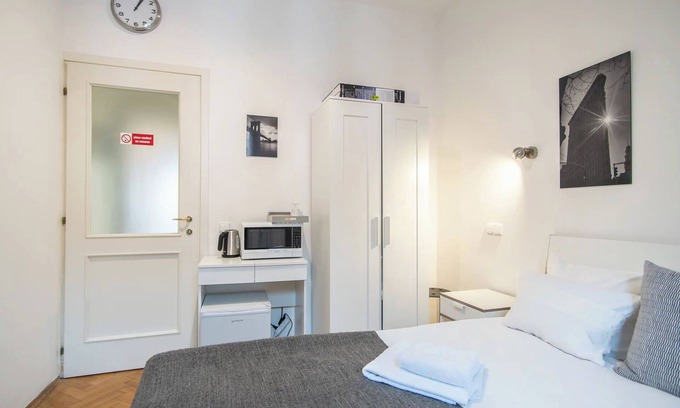 Zizkov Apartamento | Private Retreat Close to Train and Bus Stations in Praha 3