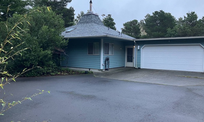 Florence Casa | Private Retreat Near Beach with Hot Tub, Pellet Stove - Huge Fenced Private Yard