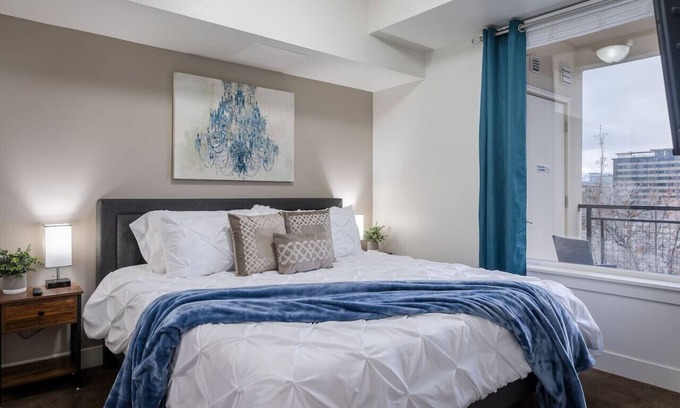 Central City Apartamento | Private Retreat in Dwntwn*Close to Skiing*Hot Tub