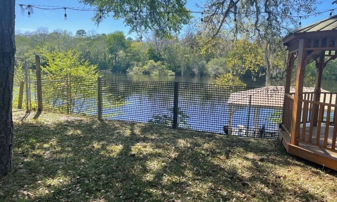 Bell Casa | Private River Paradise- Cozy 3-bedroom house in welcoming Bell, Fl- with WiFi
