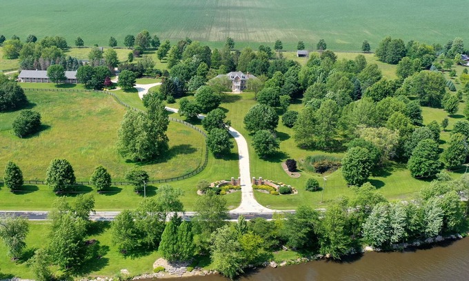 Kankakee Casa | Private Riverbank 27-acre Estate 1 hr from Chicago -- 3 King Bedrooms!