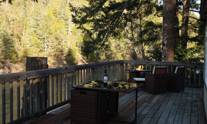 Gasquet Casa | Casa privada frente al río con terraza en el hermoso río Smith - Costa norte, Ca