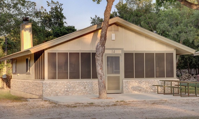 Ingram Cabina | Private riverfront, kayaks, vacation cabin - Hunt, TX