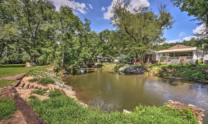 Hiawassee Apartamento | Private Riverside Studio - Hot Tub, King BD, Near Wedding Venue